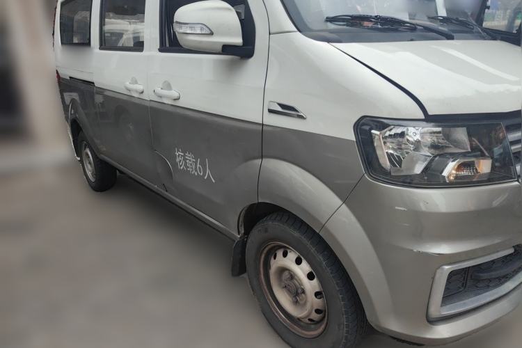 Used Jinbei Hiace X30 2024 1.5L Wealthy-Style Passenger Van 5/6/7 Seater with Front-Mounted Air Conditioning Front Right 45 Deg
