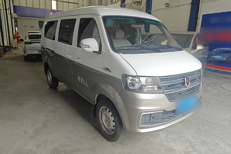 Used Jinbei Hiace X30 2024 1.5L Wealthy-Style Passenger Van 5/6/7 Seater with Front-Mounted Air Conditioning Front Right 45 Deg