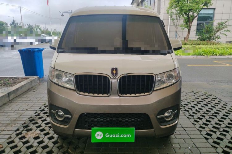 Used Jinbei Hiace X30 2024 1.5L Wealthy Van Model 2/5 Seats with Front-Mounted Air Conditioning Front