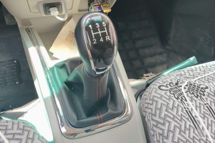 Used Jinbei Hiace X30 2024 1.5L Wealthy Van Model 2/5 Seats with Front-Mounted Air Conditioning Gear Lever