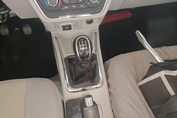 Used Jinbei Hiace X30 2024 1.5L Wealthy-Style Passenger Van 5/6/7 Seater with Front-Mounted Air Conditioning Gear Lever