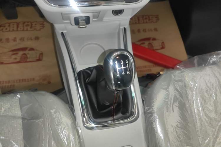 Used Jinbei Hiace X30 2024 1.5L Wealthy-Style Passenger Van 5/6/7 Seater Gear Lever