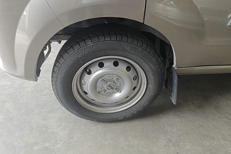 Used Jinbei Hiace X30 2024 1.5L Wealthy-Style Passenger Van 5/6/7 Seater with Front-Mounted Air Conditioning Left Front Wheel Hub