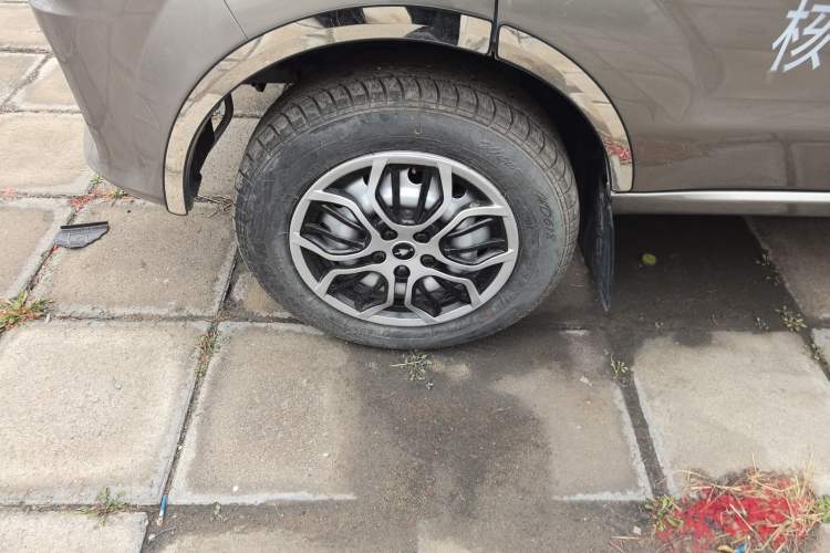 Used Jinbei Hiace X30 2024 1.5L Wealthy-Style Passenger Van 5/6/7 Seater Left Front Wheel Hub