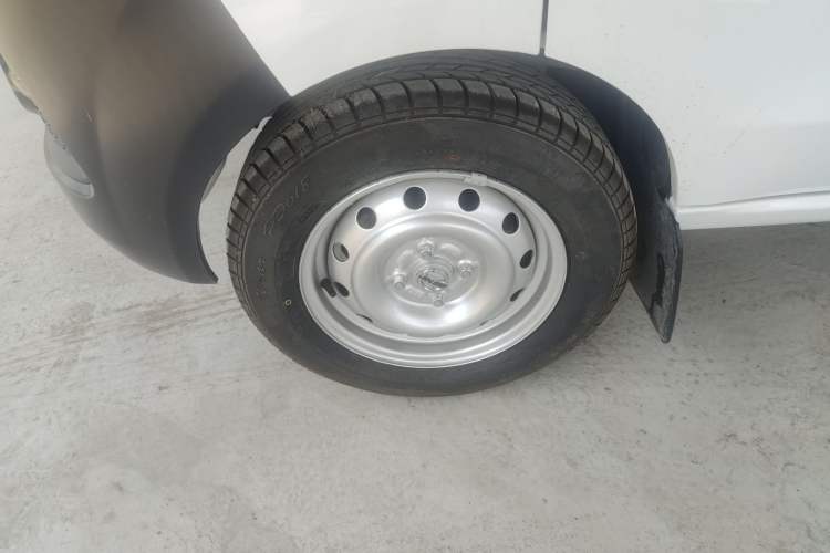 Used Jinbei Hiace X30 2024 1.5L Champion Edition Passenger Vehicle 5/6/7 Seats Left Front Wheel Hub