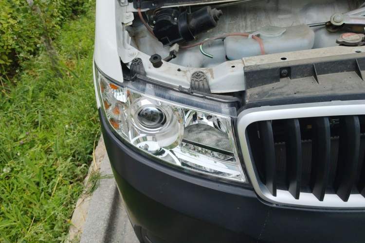 Used Jinbei Hiace X30 2024 1.5L Champion Edition Passenger Vehicle 5/6/7 Seats Right Front Headlight