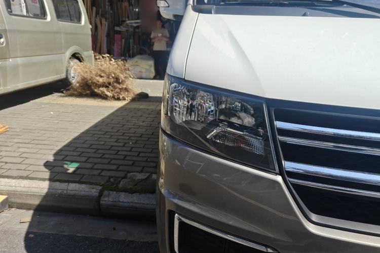 Used Jinbei Hiace X30 2024 1.5L Wealthy-Style Passenger Van 5/6/7 Seater Right Front Headlight