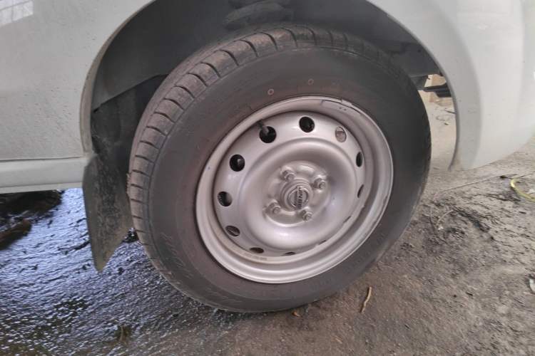 Used Jinbei Hiace X30 2024 1.5L Champion Edition Passenger Vehicle 5/6/7 Seats Right Front Wheel Hub