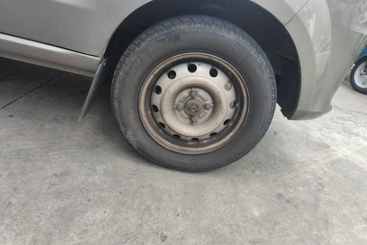 Used Jinbei Hiace X30 2024 1.5L Wealthy-Style Passenger Van 5/6/7 Seater with Front-Mounted Air Conditioning Right Front Wheel Hub