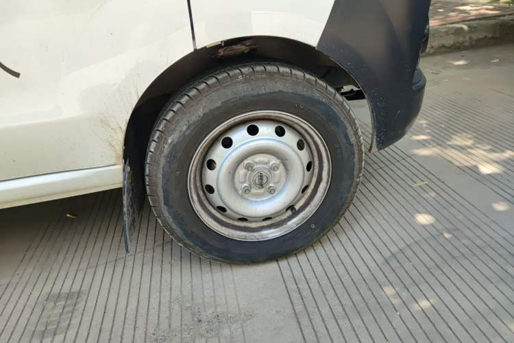 Used Jinbei Hiace X30 2024 1.5L Champion Edition Passenger Vehicle 5/6/7 Seats Right Front Wheel Hub