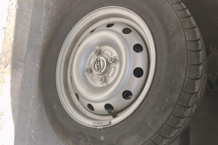 Used Jinbei Hiace X30 2024 1.5L Wealthy Van Model 2/5 Seats with Front-Mounted Air Conditioning Right Front Wheel Hub