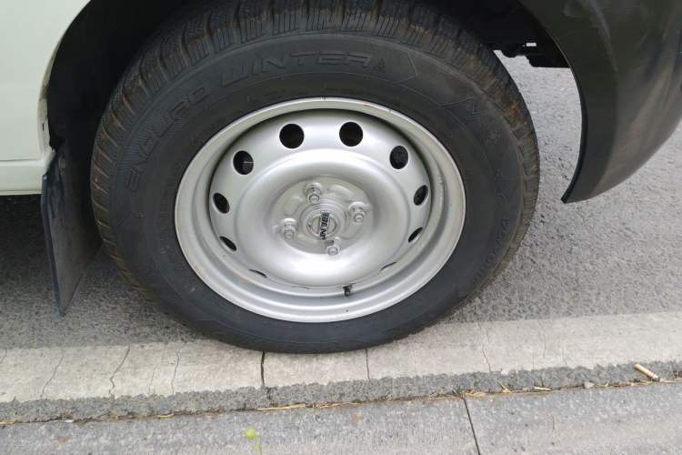 Used Jinbei Hiace X30 2024 1.5L Champion Edition Passenger Vehicle 5/6/7 Seats Right Front Wheel Hub