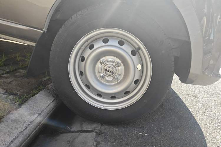 Used Jinbei Hiace X30 2024 1.5L Wealthy-Style Passenger Van 5/6/7 Seater Right Front Wheel Hub