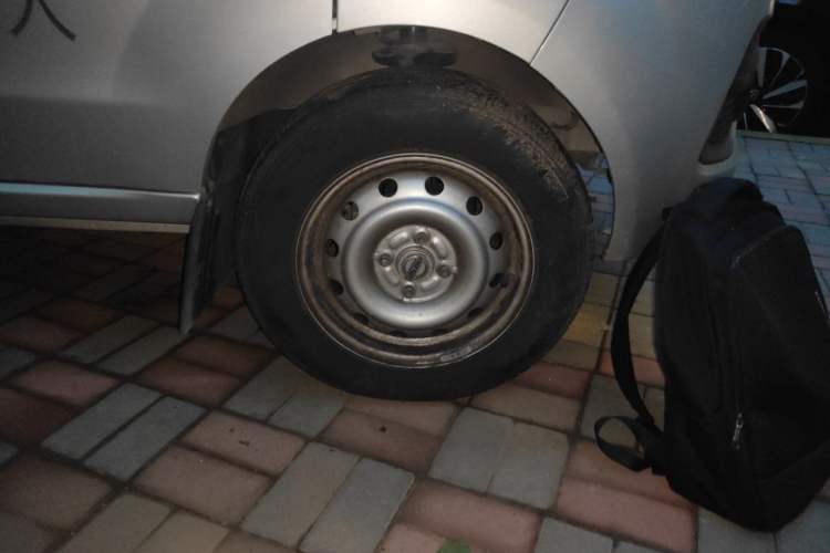 Used Jinbei Hiace X30 2024 1.5L Champion Edition Passenger Vehicle 5/6/7 Seats Right Front Wheel Hub