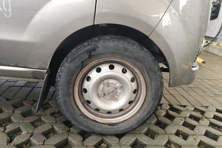 Used Jinbei Hiace X30 2024 1.5L Wealthy Van Model 2/5 Seats with Front-Mounted Air Conditioning Right Front Wheel Hub