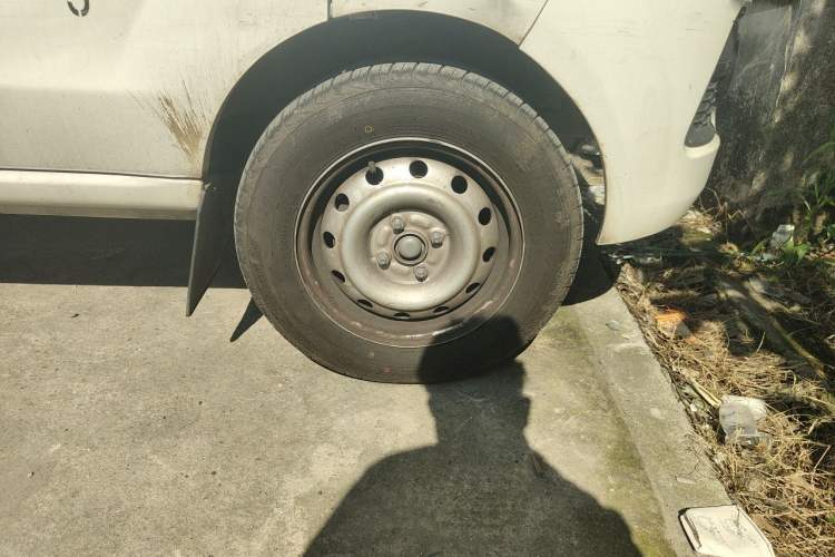 Used Jinbei Hiace X30 2024 1.5L Champion Van 2/5 Seats Right Front Wheel Hub