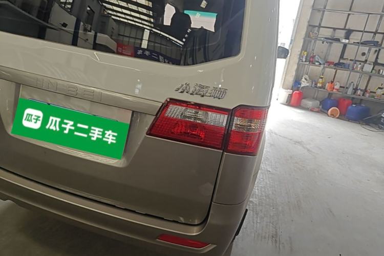 Used Jinbei Hiace X30 2024 1.5L Wealthy-Style Passenger Van 5/6/7 Seater with Front-Mounted Air Conditioning Right Rear Taillight