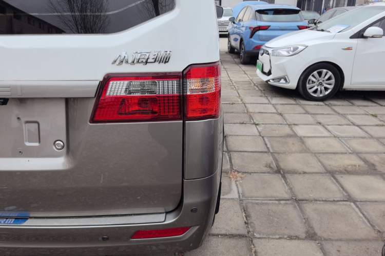 Used Jinbei Hiace X30 2024 1.5L Wealthy-Style Passenger Van 5/6/7 Seater Right Rear Taillight