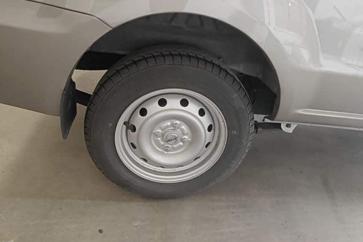 Used Jinbei Hiace X30 2024 1.5L Wealthy-Style Passenger Van 5/6/7 Seater with Front-Mounted Air Conditioning Right Rear Wheel Hub