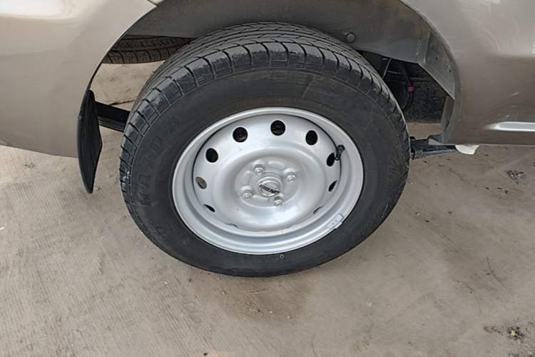Used Jinbei Hiace X30 2024 1.5L Wealthy-Style Passenger Van 5/6/7 Seater Right Rear Wheel Hub