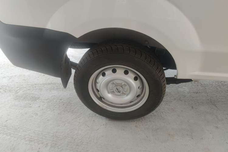 Used Jinbei Hiace X30 2024 1.5L Champion Edition Passenger Vehicle 5/6/7 Seats Right Rear Wheel Hub