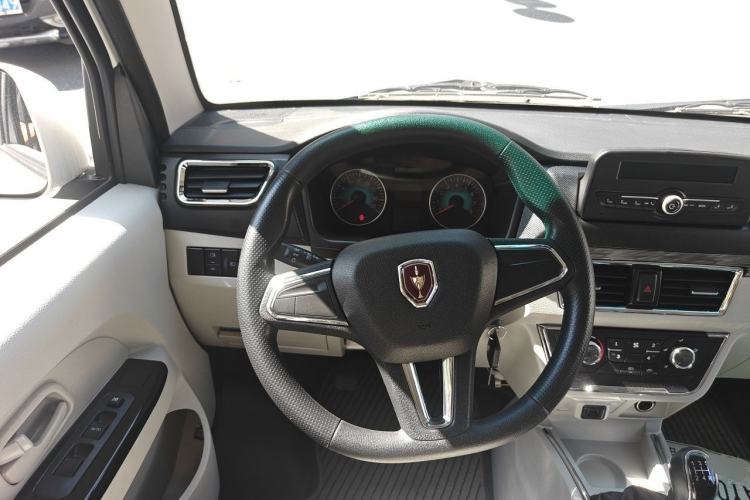 Used Jinbei Hiace X30 2024 1.5L Wealthy-Style Passenger Van 5/6/7 Seater Steering Wheel