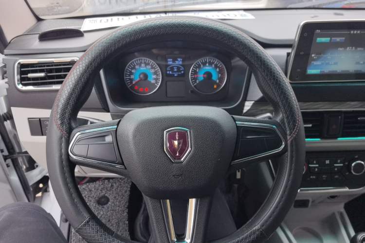 Used Jinbei Hiace X30 2024 1.5L Wealthy-Style Passenger Van 5/6/7 Seater Steering Wheel
