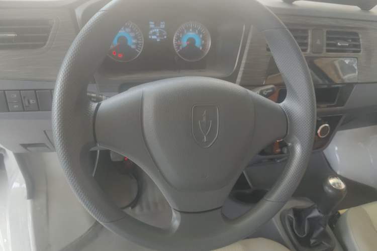 Used Jinbei Hiace X30 2024 1.5L Champion Edition Passenger Vehicle 5/6/7 Seats Steering Wheel