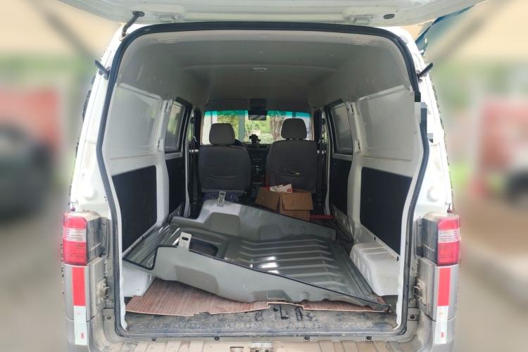 Used Jinbei Hiace X30 2024 1.5L Wealthy Van Model 2/5 Seats with Front-Mounted Air Conditioning Trunk