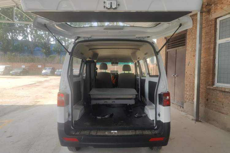 Used Jinbei Hiace X30 2024 1.5L Champion Edition Passenger Vehicle 5/6/7 Seats Trunk