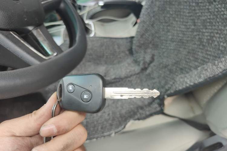 Used Jinbei Hiace X30 2024 1.5L Wealthy-Style Passenger Van 5/6/7 Seater with Front-Mounted Air Conditioning Vehicle Key