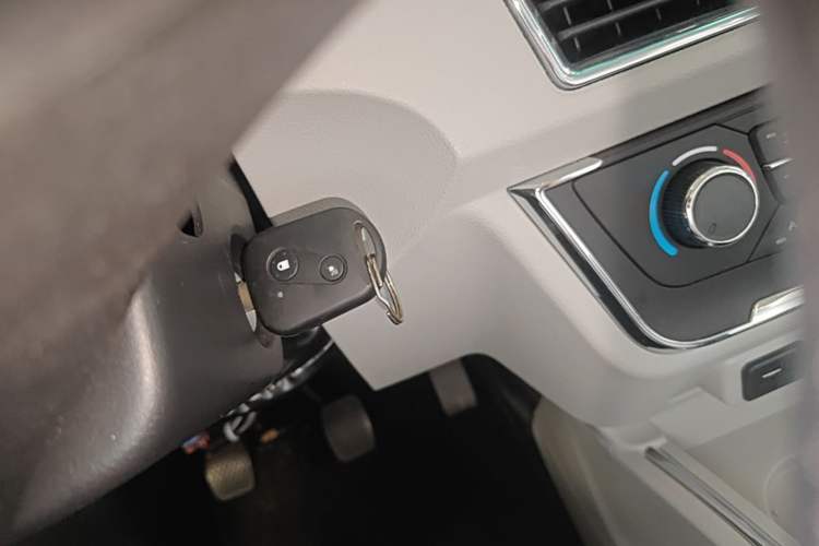 Used Jinbei Hiace X30 2024 1.5L Wealthy-Style Passenger Van 5/6/7 Seater with Front-Mounted Air Conditioning Vehicle Key
