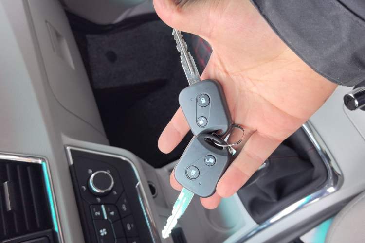 Used Jinbei Hiace X30 2024 1.5L Wealthy-Style Passenger Van 5/6/7 Seater Vehicle Key
