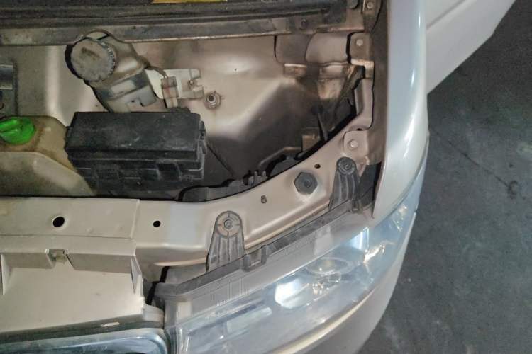 Used Jinbei Hiace X30 CNG 2021 1.5L Natural Gas Comfort-Style Van SWCC15M Engine Bay Left