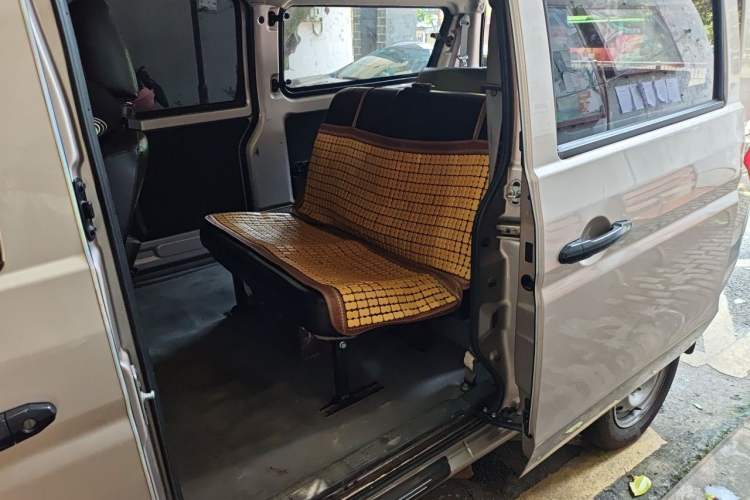 Used Jinbei Hiace X30 CNG 2023 1.5L Natural Gas Wealthy-Grade Passenger Van 5/6/7 Seats No Air Conditioning SWCC15M Left Rear Seat