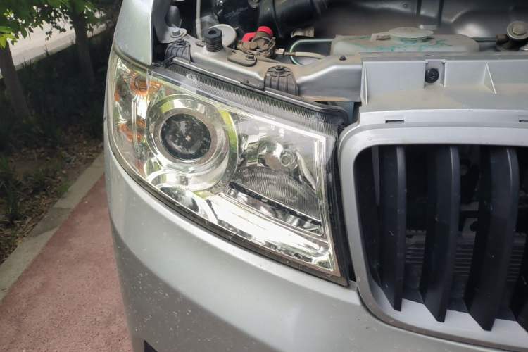 Used Jinbei Hiace X30 CNG 2023 1.5L Natural Gas Super-Enjoyment Passenger Van 5/6/7 Seats No Air Conditioning SWCC15M Right Front Headlight