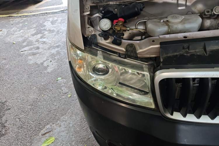 Used Jinbei Hiace X30 CNG 2023 1.5L Natural Gas Wealthy-Grade Passenger Van 5/6/7 Seats No Air Conditioning SWCC15M Right Front Headlight