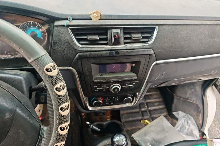 Used Jinbei Hiace X30 CNG 2023 1.5L Natural Gas Wealthy-Class Passenger Van 5/6/7-Seater Central Air Conditioning Version SWCC15M Audio And AC Panel