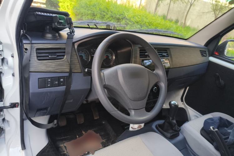Used Jinbei Hiace X30 CNG 2023 1.5L Natural Gas Wealthy Van 2/5-Seater Air-Conditioned Version SWCC15M Center Console