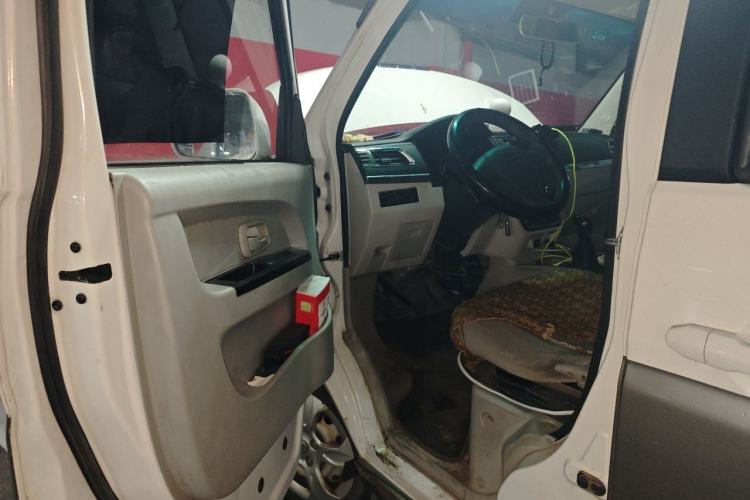 Used Jinbei Hiace X30 CNG 2023 1.5L Natural Gas Wealthy Van 2/5-Seater Air-Conditioned Version SWCC15M Driver Seat