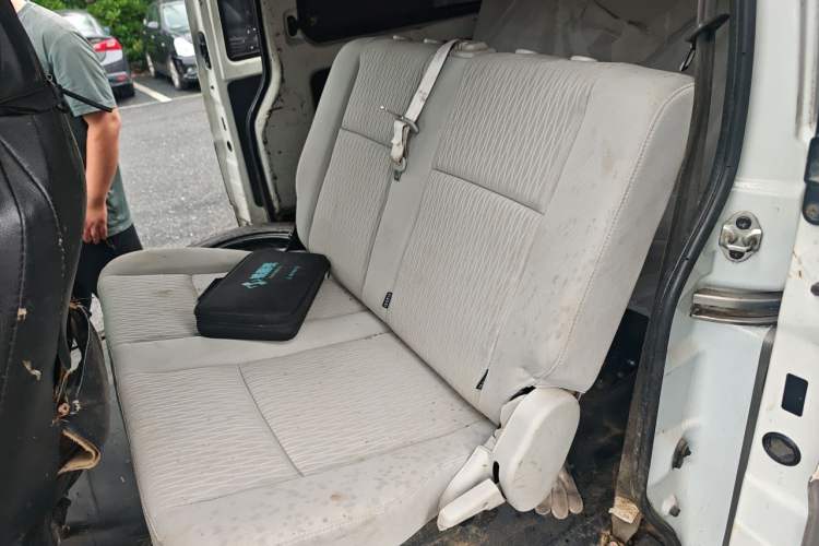 Used Jinbei Hiace X30 CNG 2023 1.5L Natural Gas Wealthy-Class Passenger Van 5/6/7-Seater Central Air Conditioning Version SWCC15M Left Rear Seat