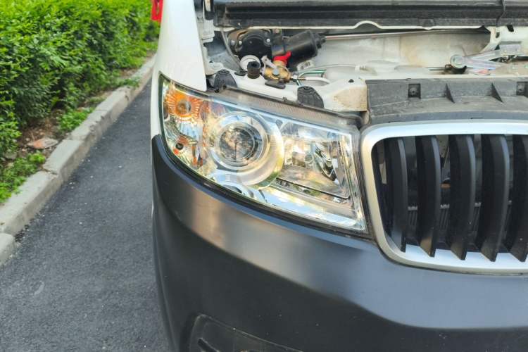 Used Jinbei Hiace X30 CNG 2023 1.5L Natural Gas Wealthy Van 2/5-Seater Air-Conditioned Version SWCC15M Right Front Headlight