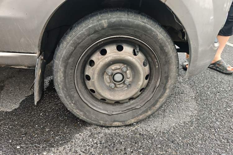 Used Jinbei Hiace X30 CNG 2023 1.5L Natural Gas Wealthy-Class Passenger Van 5/6/7-Seater Central Air Conditioning Version SWCC15M Right Front Wheel Hub