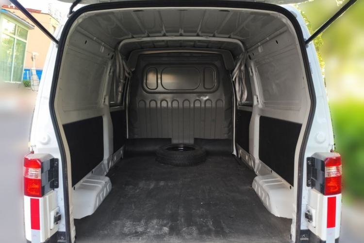 Used Jinbei Hiace X30 CNG 2023 1.5L Natural Gas Wealthy Van 2/5-Seater Air-Conditioned Version SWCC15M Trunk