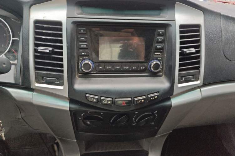Used Jinbei Jindian 2014 2.4T Golden 009 Diesel Comfort Version with Long Wheelbase Audio And AC Panel