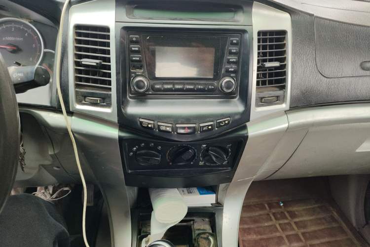 Used Jinbei Jindian 2014 2.4T Golden 009 Diesel Comfort Version with Short Wheelbase Audio And AC Panel