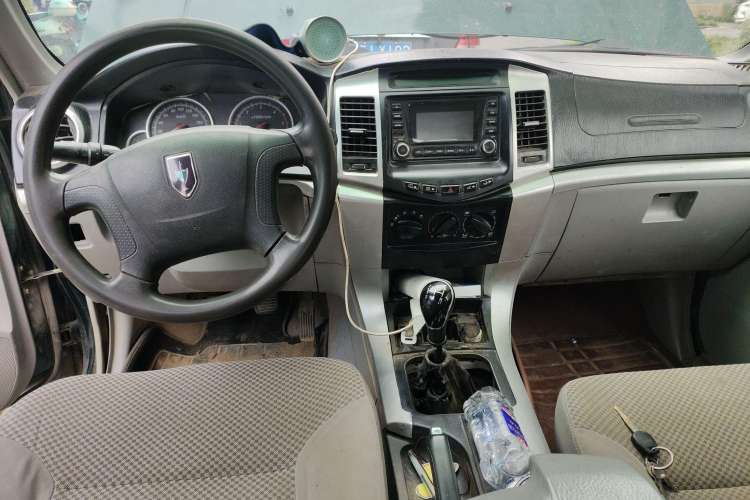 Used Jinbei Jindian 2014 2.4T Golden 009 Diesel Comfort Version with Short Wheelbase Center Console