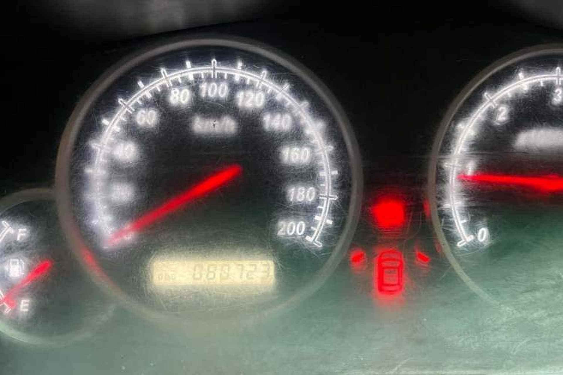 Used Jinbei Jindian 2014 2.4T Golden 009 Diesel Comfort Version with Long Wheelbase Odometer Close Up