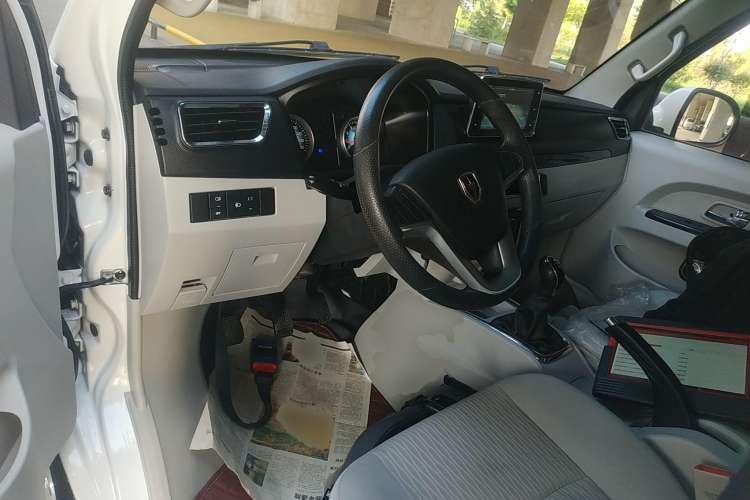 Used Jinbei New Hiace S 2023 1.5L Wealth Edition Van 2/5-Seater Non-Air-Conditioned Version SWC15M Center Console