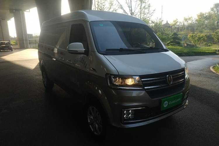 Used Jinbei New Hiace S 2023 1.5L Wealth Edition Van 2/5-Seater Non-Air-Conditioned Version SWC15M Front Right 45 Deg